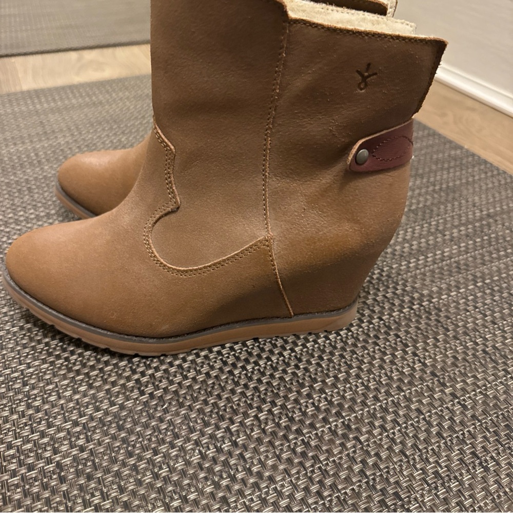 Emu Australia woman’s booties sized 7 tan/brown wedge never worn
